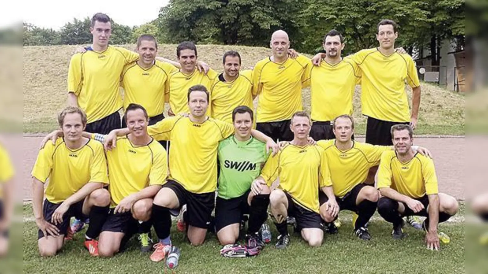 Wer freut sich am 26. Juli über den Pokal? Das Team der Stadtwerke München, BSG SWM (oben), oder der Titelverteidiger SC Bayerische Landesbank?  (Fotos: BFV)