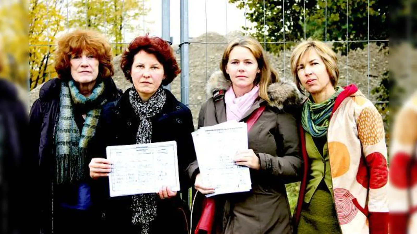 Über 200 Anwohner sind gegen die Baumfällungen: Helga Herbst, Alicia Bilang, Martina Sadoni und Heidrun Eberle (v. l.) mit den Unterschriftenlisten.	 (Foto: scy)