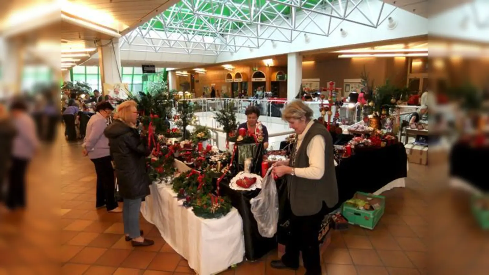 Die Qual der Wahl hatten die Besucher auf dem Adventsbasar am Klinikum Bogenhausen.	 (Foto: U. Prinz)