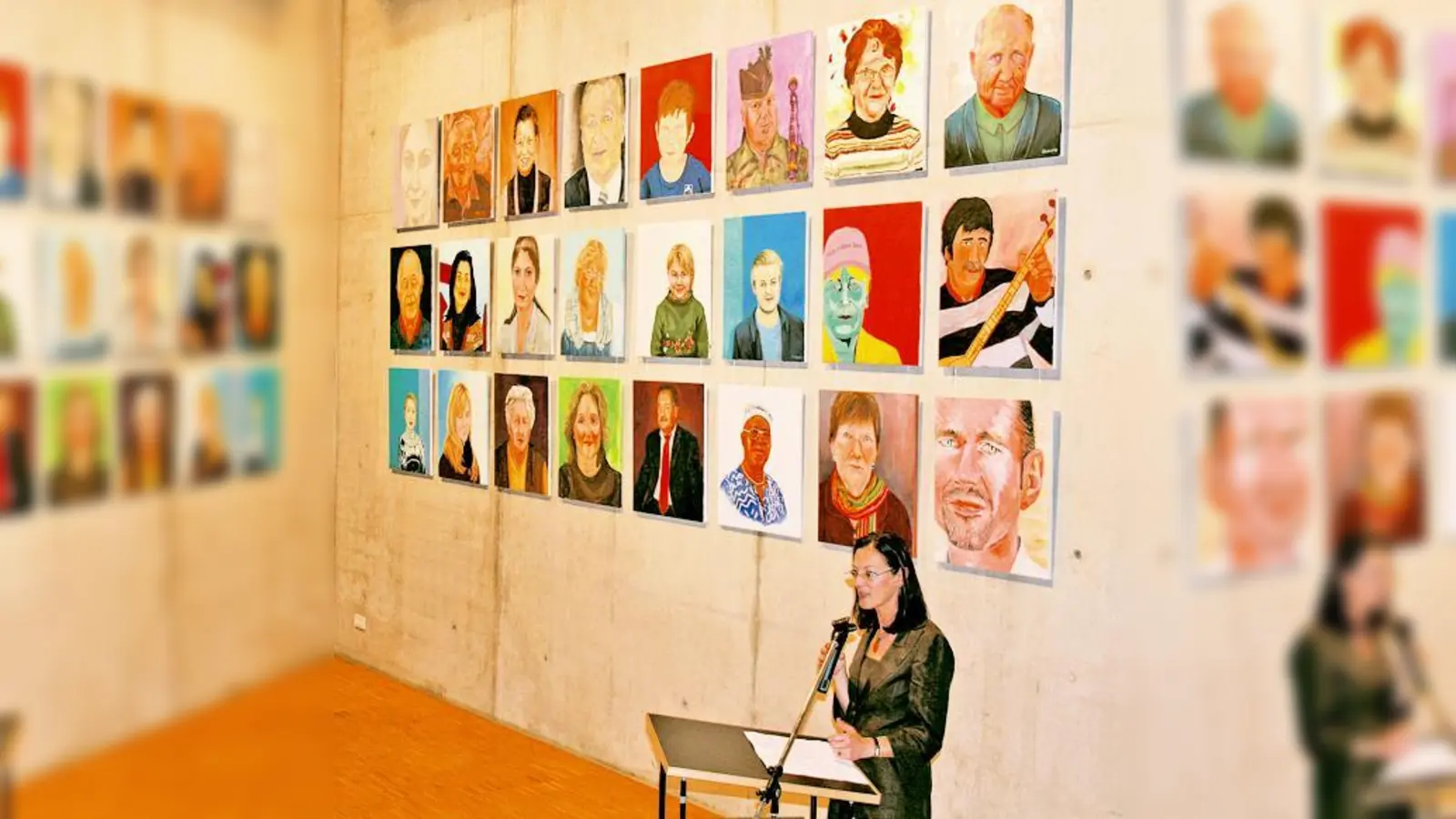 Lauter echte Milbertshofener  an der Wand und auch am Rednerpult: Stadträtin Claudia Tausend (SPD) ist stolz darauf, selbst dort zu wohnen.	 (Foto: em)