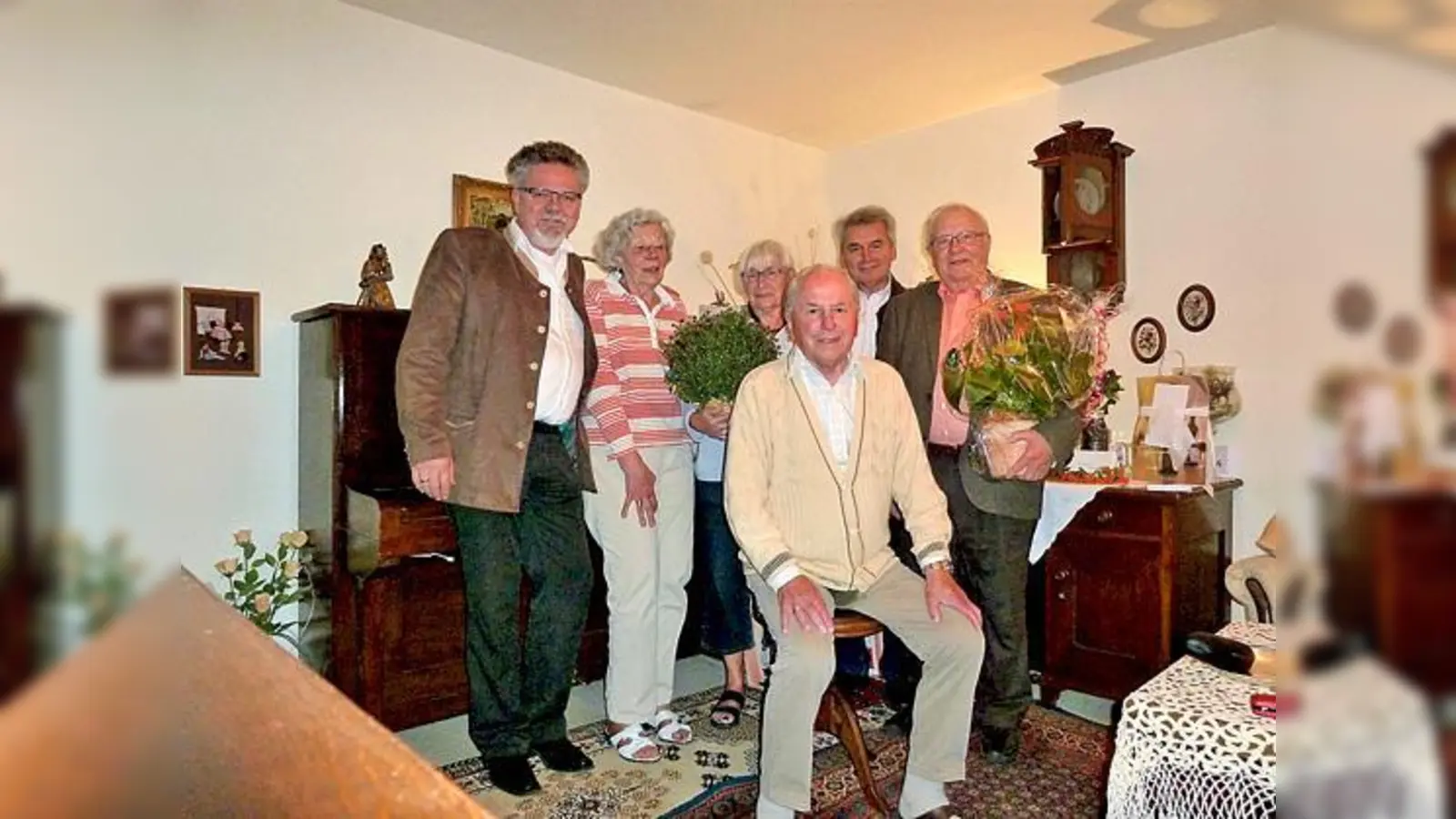 Kurt Damaschke (v. l), Ehefrau Irmgard Sturm, Margaretha Riedel, Vorstand SPD Neuperlach, Alfred Schellerer, Vorsitzender AWO Neuperlach und Erich Meyer; davor sitzend Johann Sturm.	 (Foto: privat)