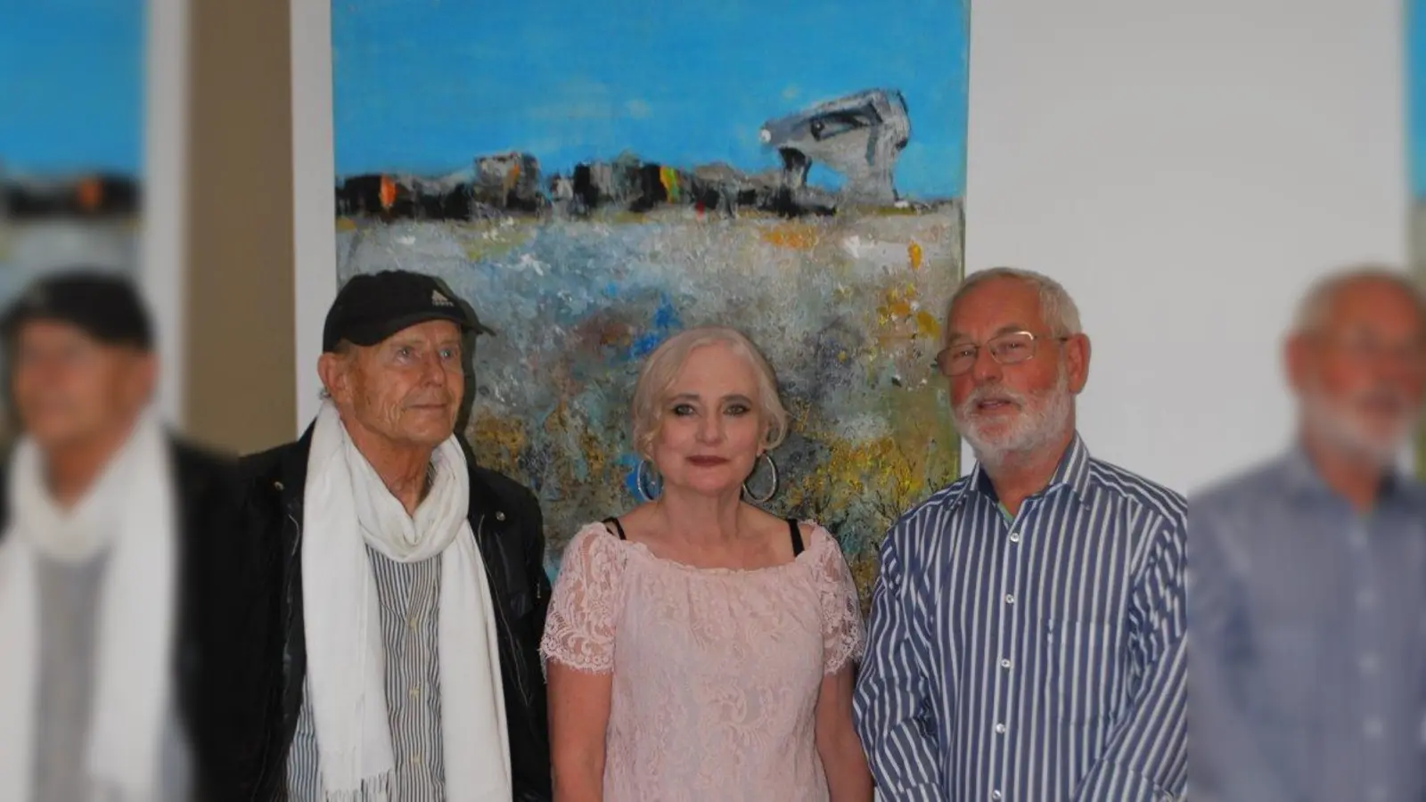 Der Künstler Tommy Kent-Kühbeck (von links), Ausstellungsinitiatorin Friederike Berger und Musikpartner Hans Zeidner. (Foto: Brigitte Keck)