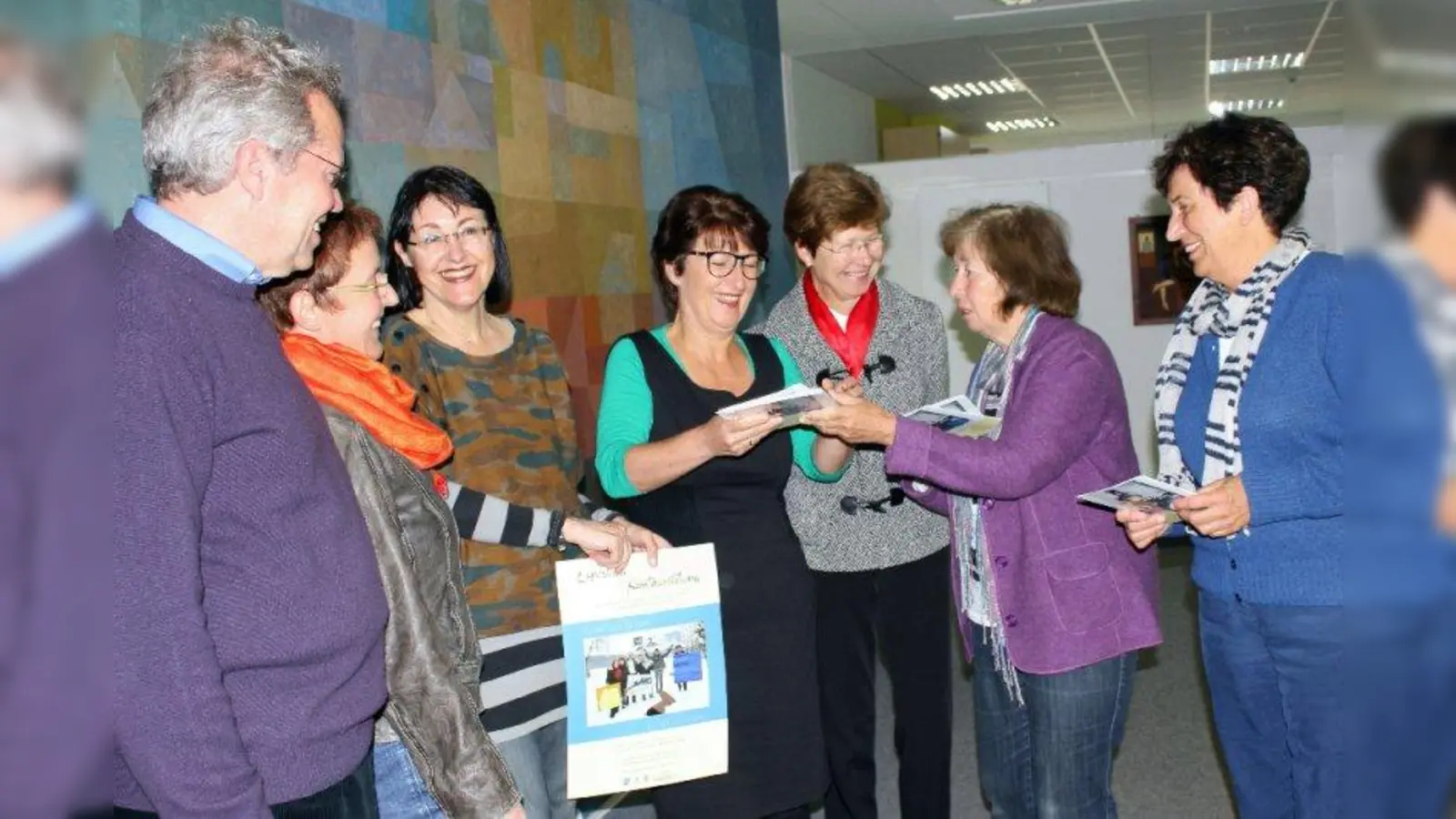 „Austausch bedeutet immer Inspiration und Gespräch” (v.l.): Michael Glatzel, Jutta Körner, Iris Schilcher, Bürgermeisterin Christine Borst, Brigitte Mallik vom Freundeskreis, Elke Groebler und Veronika Zacharias. (Foto: US)