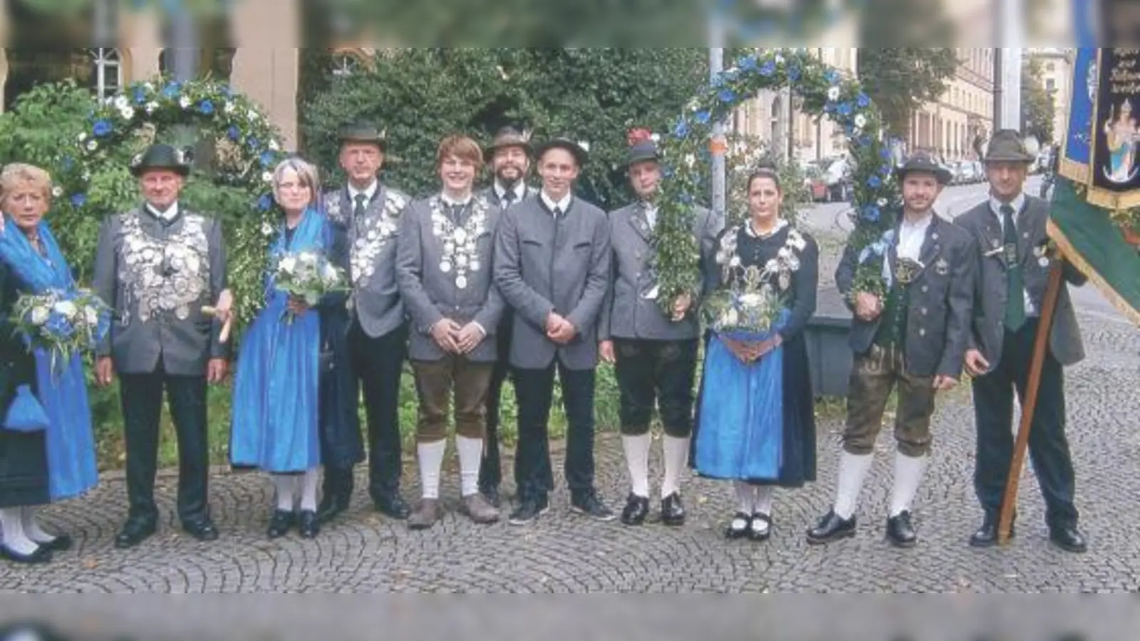 Die Königsfamilie (v.li.): Vereinskönig R. Gabriel mit Begleitung, Vizekönig J. Wißmeyer, Jugendkönig M. Burrafato, Pistolenkönig G. Löcherer, Damenkönigin C. Preußner mit Begleitung sowie Fahnenträger Harald Reischl. 	 (Foto: Verein)