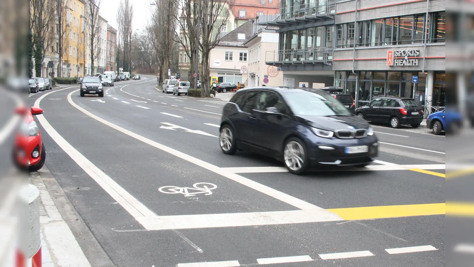 Am Sendlinger Berg haben die Radfahrer eine eigene Spur auf der Fahrbahn bekommen. (Foto: Johannes Beetz)