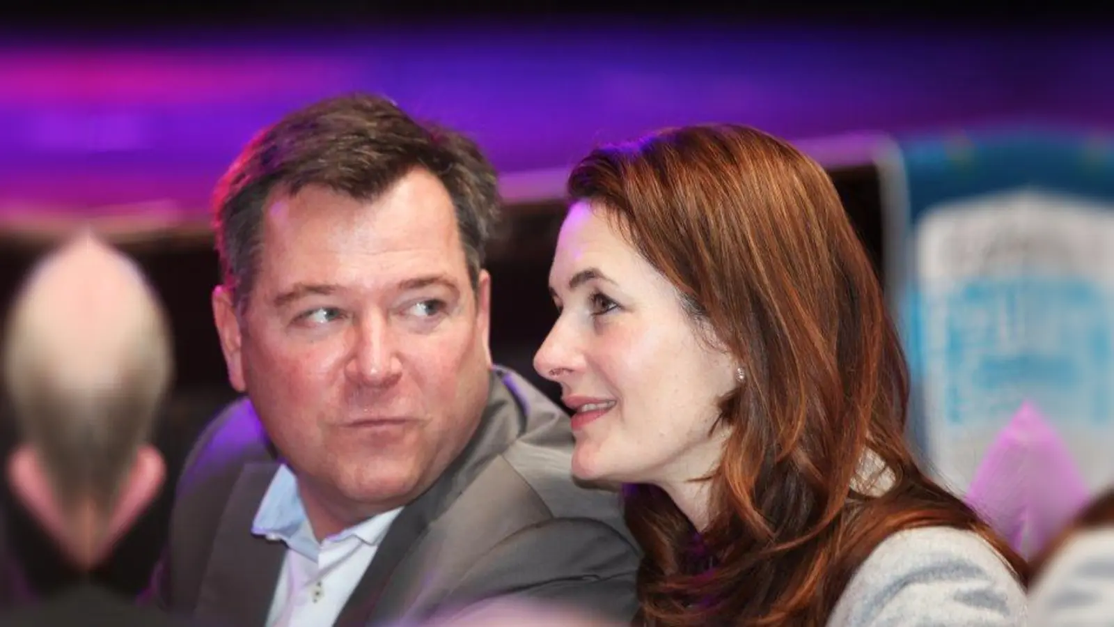 Entspannung im Wahlkampfmarathon: „Politik kombiniert mit Kabarett ist für die CSU nicht alltäglich - ich freue mich auf den Auftritt!“ meinte Josef Schmid und wurde wie seine Frau Natalie nicht enttäuscht. (Foto: Josef Stöger)