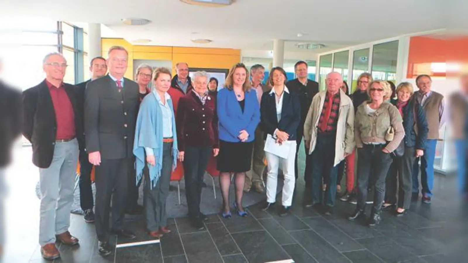 Auf großes Interesse stieß die Führung durch das neue Grünwalder Gymnasium, das Schulleiterin Birgit Korda (3.v.l.) anbot. Neben CSU-Arbeitskreisen waren Bürgermeister Jan Neusiedl (2. v. l.) mit dabei sowie MdL Kerstin Schreyer-Stäblein (5. v. l.).  (F: VA)