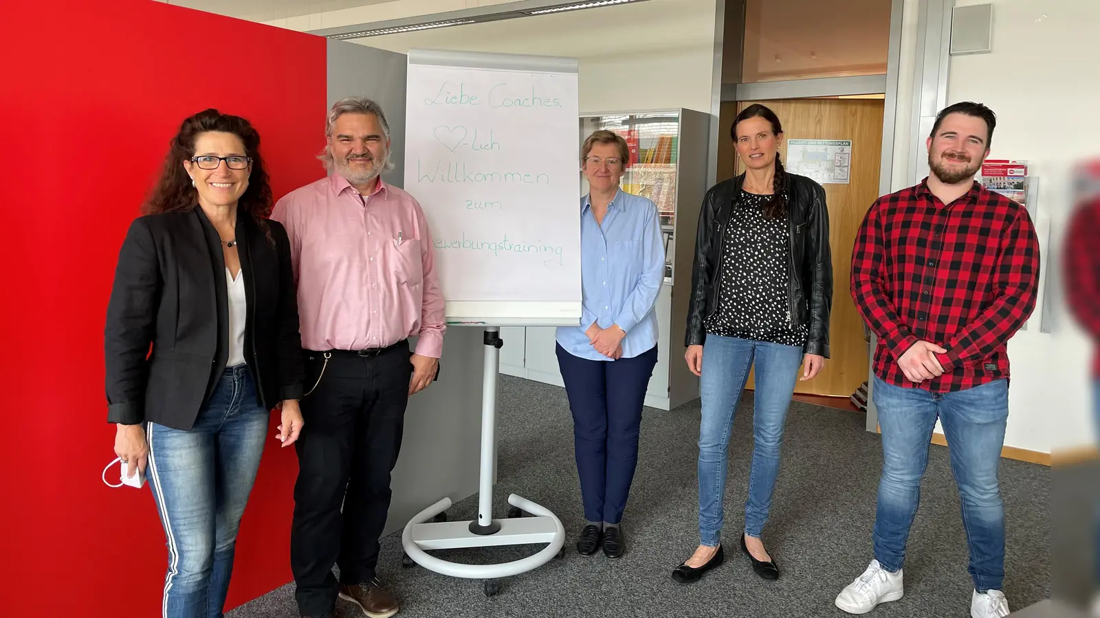 Erfolgreich bewerben (von links): Die Konrektorin Claudia Wagenführer, Günter Angermeier von der Sparkasse Fürstenfeldbruck, Frau Weidinger von der Hausverwaltung Weidinger und Lehrerin Frau Nos sowie Daniel Maurer von der Barmer Ersatzkasse führten u.a. das Bewerbungstraining mit den Schülerinnen und Schülern durch. (Foto: Kerschensteiner Schule)