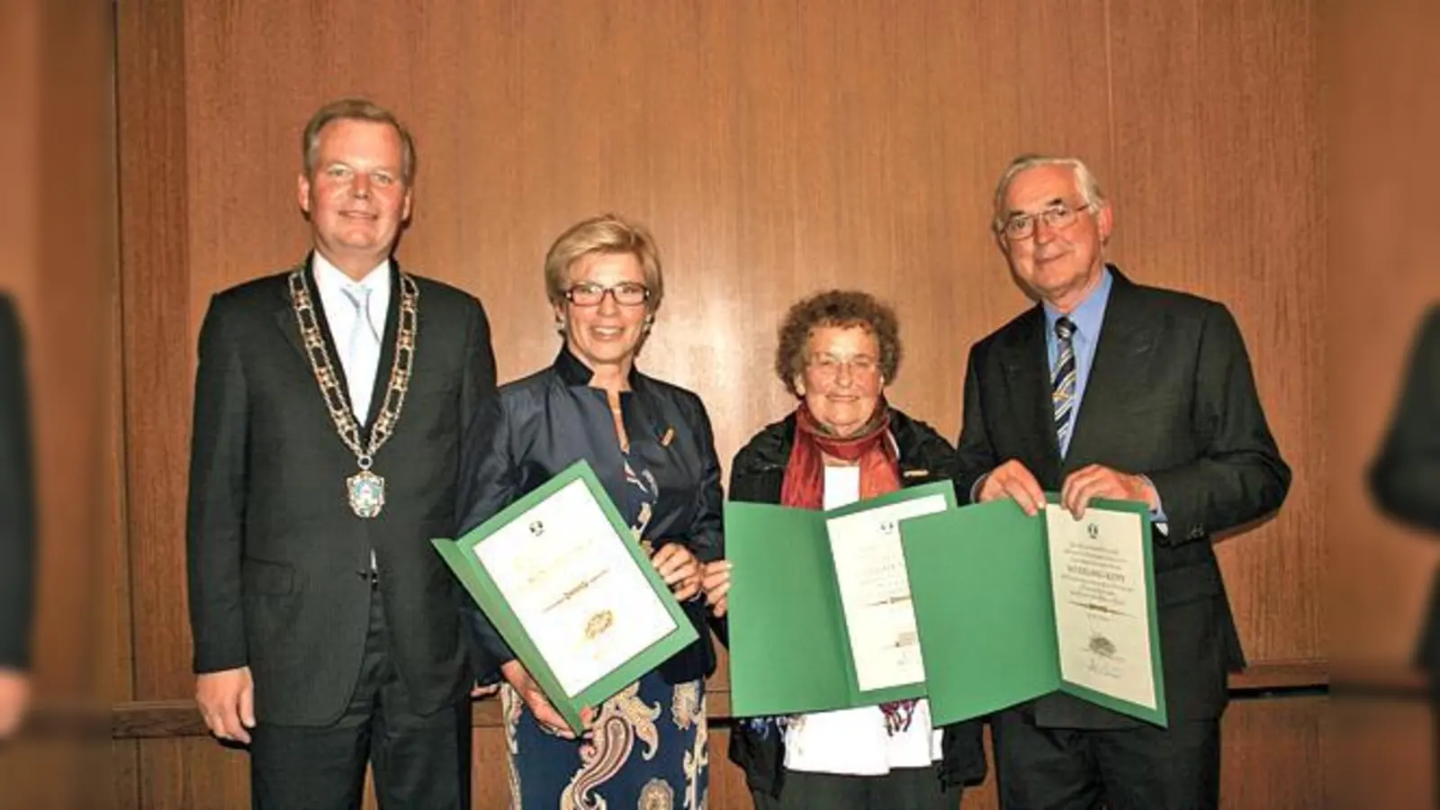 Bürgermeister Jan Neusiedl freute sich die Grünwalder Fibel an Monika Roitner, Renate Nöbel und Wolfgang Kuny verleihen zu dürfen.	 (Foto: hol)