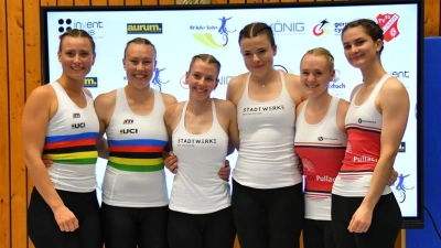 Die drittplatzierten Pullacherinnen (rechts) bei der Siegerehrung mit den Duos des RSV Knetterheide (1. Platz) und des RSF Bonn-Duisdorf (2. Platz). (Foto: Fritzi Tausch)