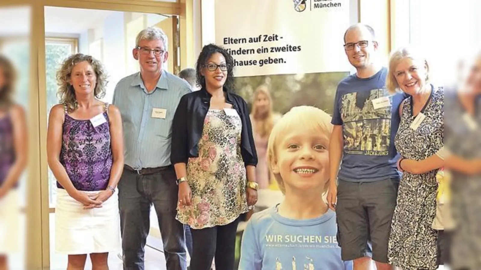 »Eltern auf Zeit« Tineke (re.) und Hans Dekker (2. v. li.), zusammen mit ihrem Sohn Peter-Jan (2. v. re.), ihrer Tochter Nadja (Mitte) sowie Karin Lechner vom Pflegekinder-Team des Landratsamtes (li.).	 (Foto: intervox/Nicki Weber)
