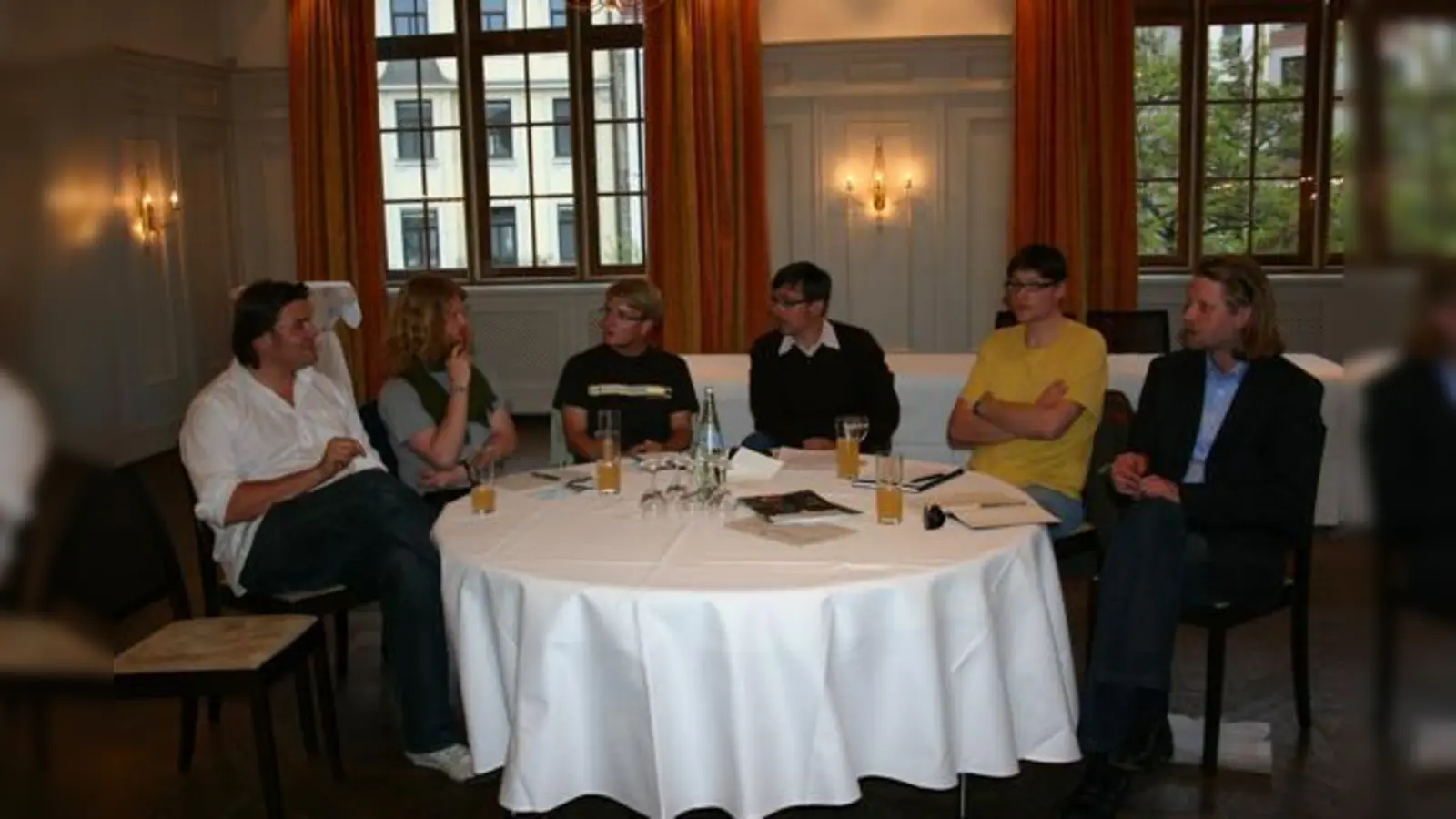 Debattierten am runden Tisch (v.li.): Benjamin David, Fabian Bennewitz, Johannes Trischler, Moderator Marco Eisenack, Max Hentschel und Gerhard Wagner.  (Foto: sm)