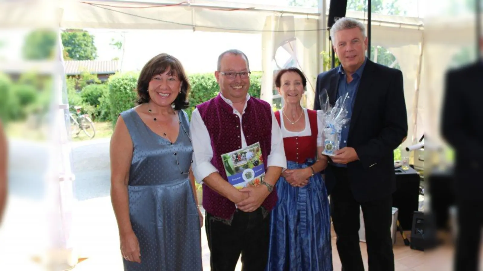 Oberbürgermeister Dieter Reiter (r.) und seine Gattin Petra (l.) zusammen mit Rosemarie Becker (2.v.r.) und Dieter Jehle vom Kleingartenverein Nord-West 1. (Foto: sb)