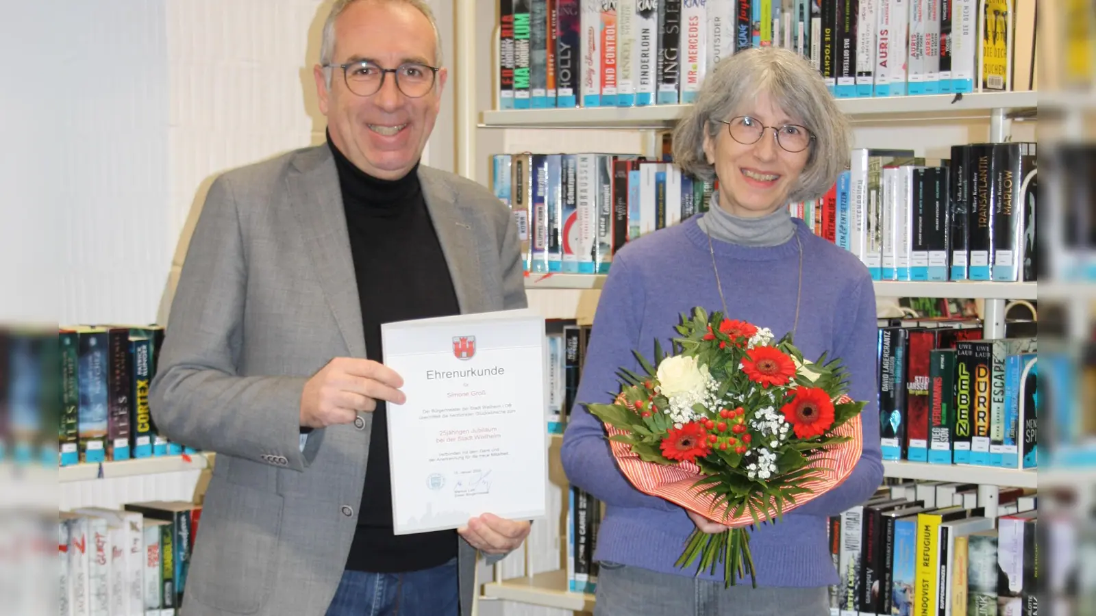 Weilheims Erster Bürgermeister Markus Loth gratulierte Simone Groß, Leiterin der Stadtbücherei, zum 25-jährigen Dienstjubiläum. (Foto: Stadt Weilheim)