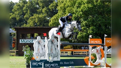 Simone Blum lieferte mit Schimmelwallach DSP Cool Hill sowohl im Grundparcours als auch im anschließenden Stechen eine einwandfreie Nullrunde ab. (Foto: Ursula Puschak)