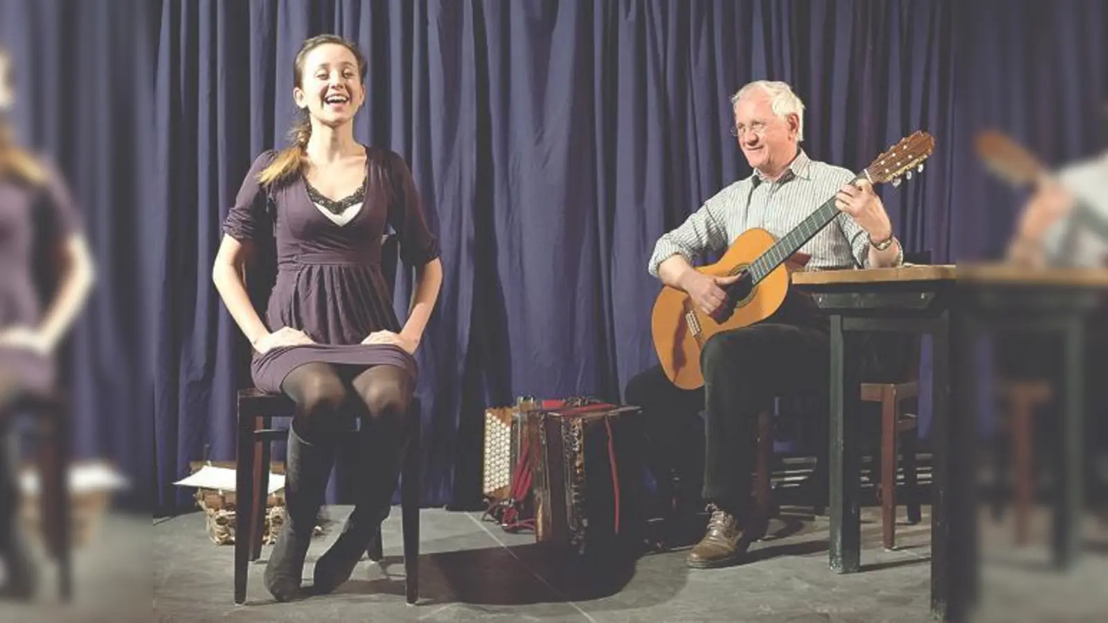 Biermösl-Blosn-Gründer Hans Well liest aus seiner Autobiographie und wird von seinen Töchtern Tabea (Bild) und Sarah musikalisch begleitet.	 (Foto: VA)