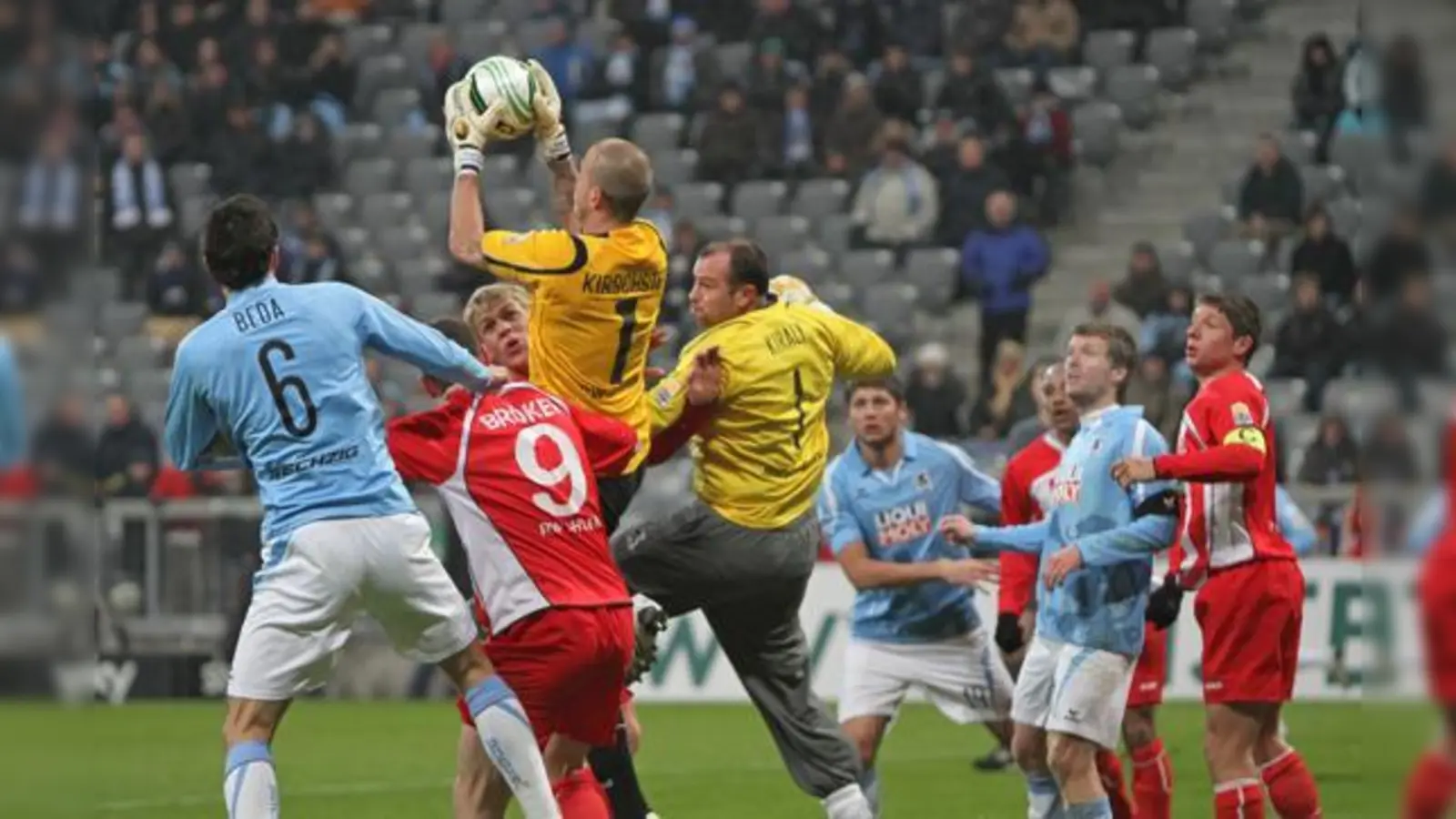 Beim Spiel der Münchner Löwen gegen Rot-Weiß Ahlen glänzte Ahlen-Torwart Sascha Kirschstein durch erstklassige Paraden. Nun gibt es laut DFB Hinweise auf möglicherweise beabsichtige Spielmanipulationen.  (Foto: © Anne Wild)
