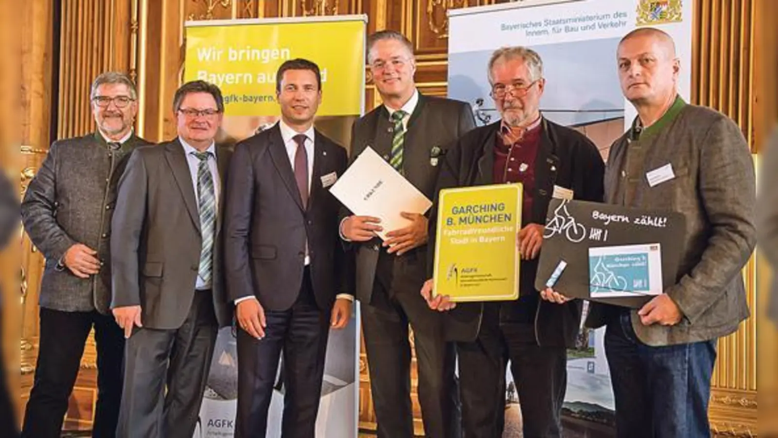 Garching ist »Fahrradfreundliche Kommune«: Michael C. Busch, Gerhard Eck, Matthias Dießl, Dietmar Gruchmann, Rudi Naisar, Egbert Haas bei der Verleihung des Zertifikats in Augsburg.	 (Foto: © AGFK Bayern/ Lukas Barth)