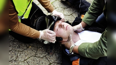 So versorgt man einen Motorradfahrer nach einem Unfall: Den Patienten ansprechen, die Helmabnahme vorbereiten, Hilfe leisten und Ruhe bewahren.  (Foto: Frank Schemann)