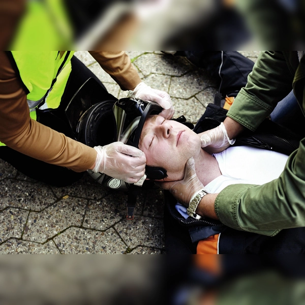 So versorgt man einen Motorradfahrer nach einem Unfall: Den Patienten ansprechen, die Helmabnahme vorbereiten, Hilfe leisten und Ruhe bewahren.  (Foto: Frank Schemann)