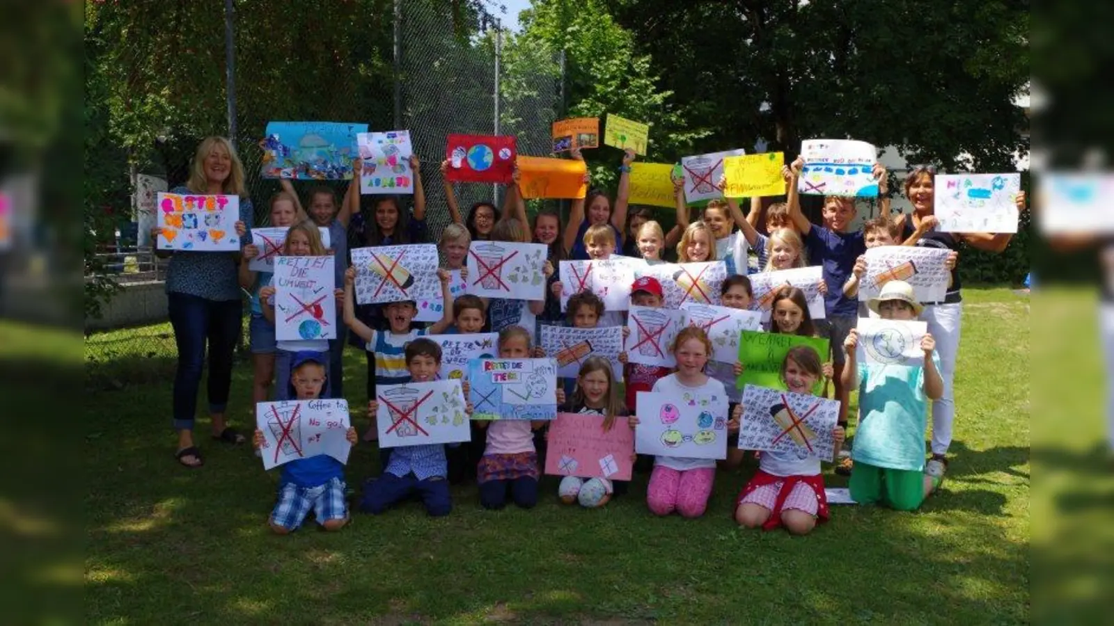 Eine ganze Schule räumt auf! In Vertretung ihrer Schulkameraden zeigen hier die Klassensprecher der Grundschule an der Schrobenhausener Straße, wie stark ihr Engagement für Umweltschutz und Nachhaltigkeit ist. Mit im Bild: Umweltpädagogin Marianne Kopp (links) und Lehrerin Doris Iff-Hiemer (rechts). (Foto: kö)