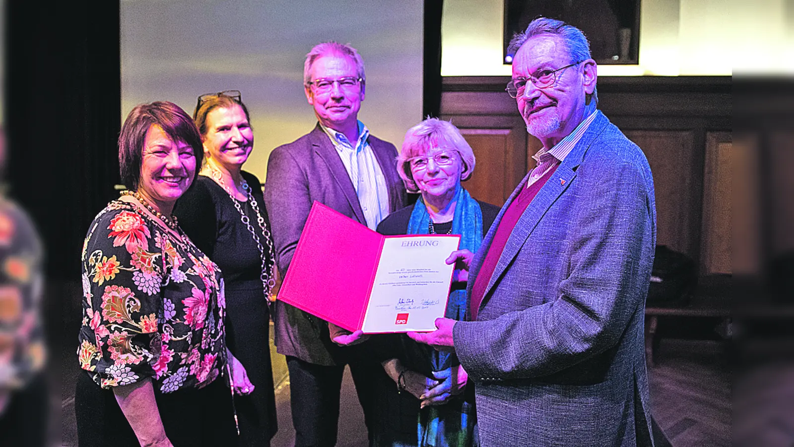 Volker Laturell (r.) wurde 2018 für seine 60-jährige Mitgliedschaft geehrt. Es gratulierten Diana Stachowitz MdL, Julia Schönfeld-Knor, Alexander Reissl und Johanna Salzhuber (v.l.n.r.). (Foto: privat)