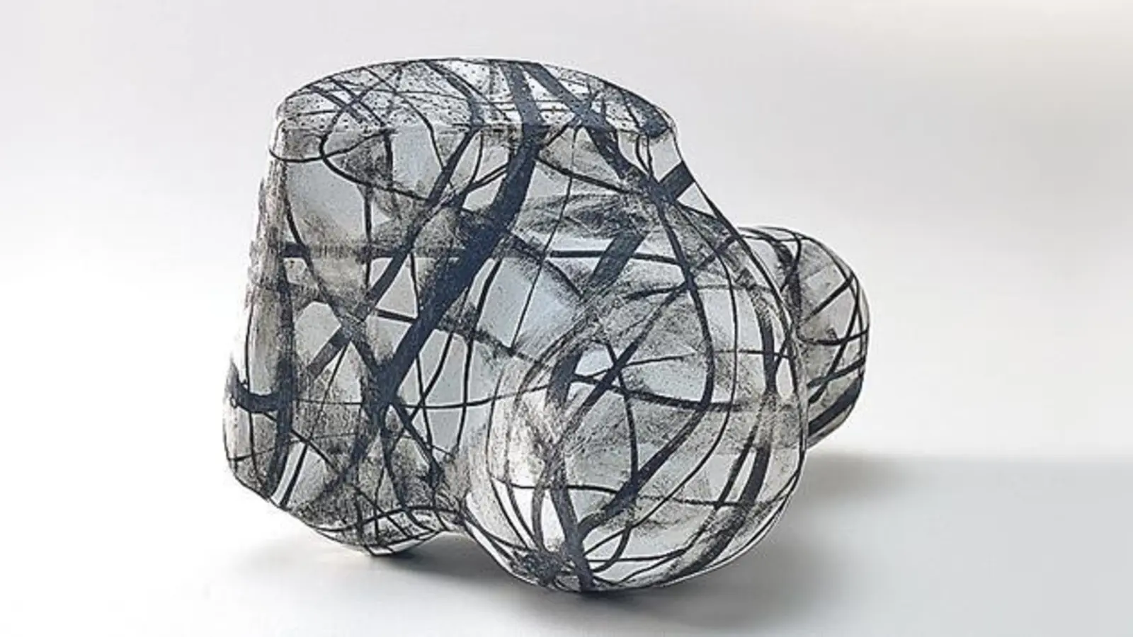 Keramikobjekt von Monika Debus  einer der 20 Keramiker, die jetzt in der Galerie Handwerk aussstellen.	 (Foto: VA)