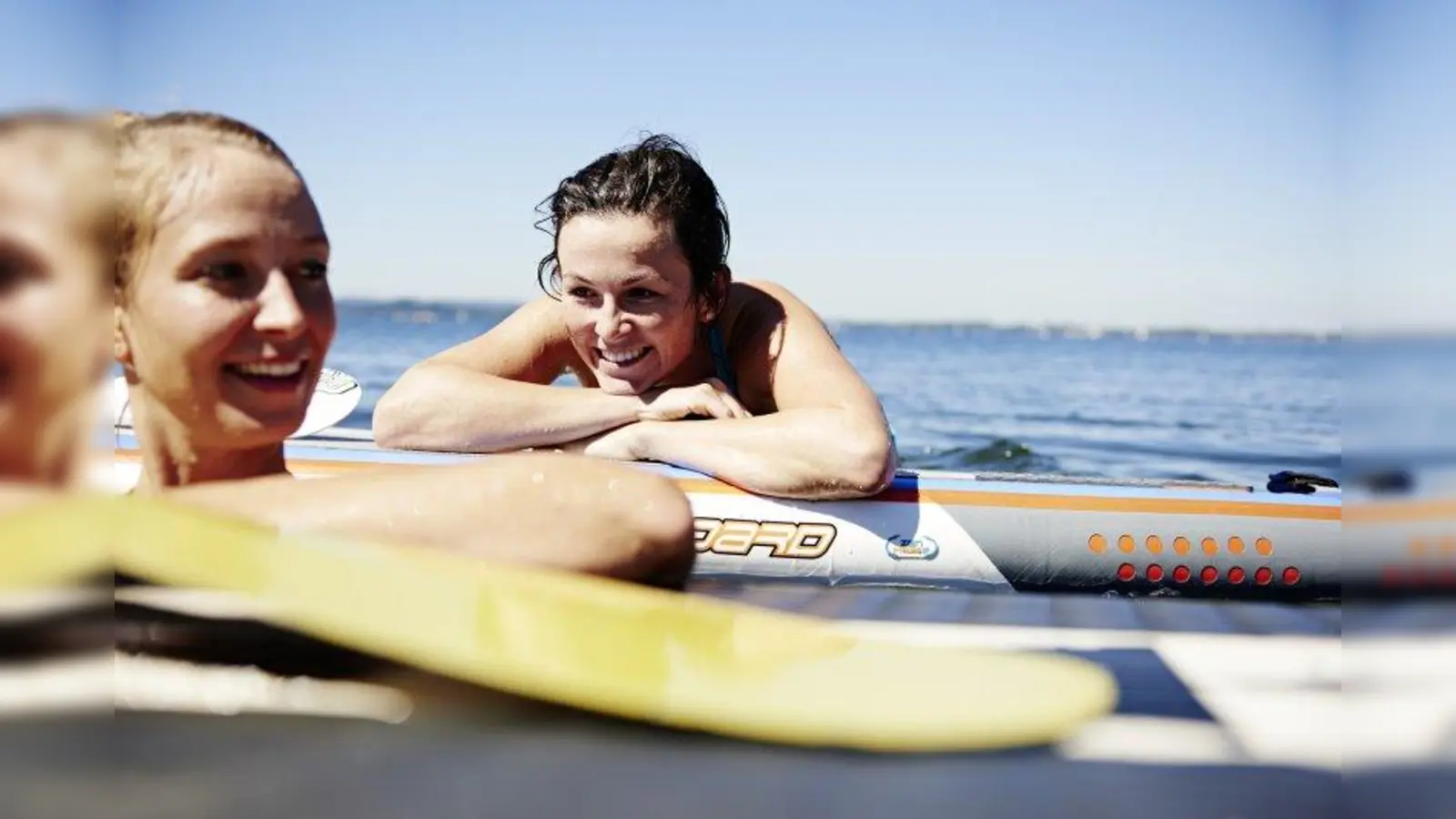 Beliebter Wassersport: Mit dem Stand-Up-Paddle auf den schönsten Seen direkt an der Alpenstraße. (Foto: Tourismus Oberbayern ­München e.V._Manuel Ferrigato)