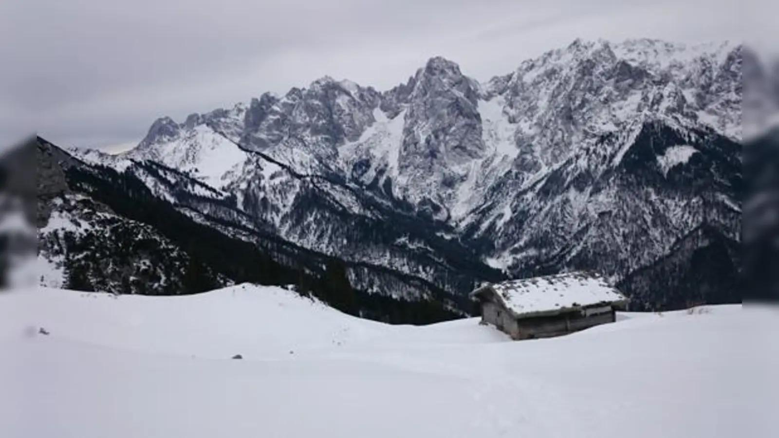 Die Schneebedingungen im März sind für Skifahrer und Skitourengeher oftmals perfekt.  Wie hier bei einer Abfahrt vor der Kulisse des Kaisergebirges.	 (Foto: Stefan Dohl)
