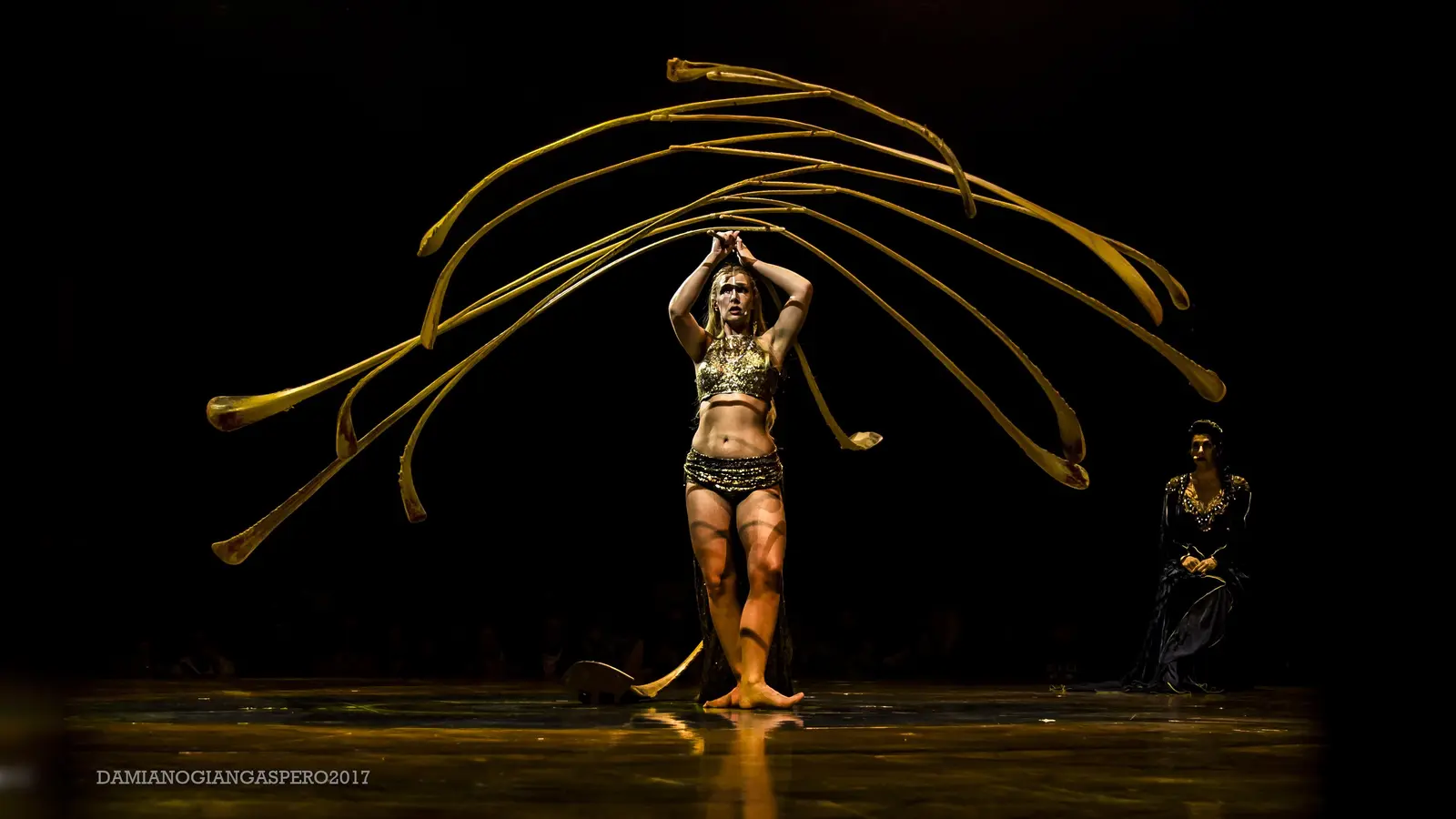 Lara Jacobs Rigolo, auch „Göttin der Balance“ genannt, lässt bei der weltweit umjubelten Nummer „Sanddorn Balance“ mit nur einer Feder und dreizehn Palmblatt-Rispen im Zeitlupentempo ein zauberhaft fragiles Riesen-Mobile entstehen – und eine Oase der Konzentration und Ruhe, während das Publikum im Saal den Atem anhält. (Foto: Lara Jacobs Rigolo)