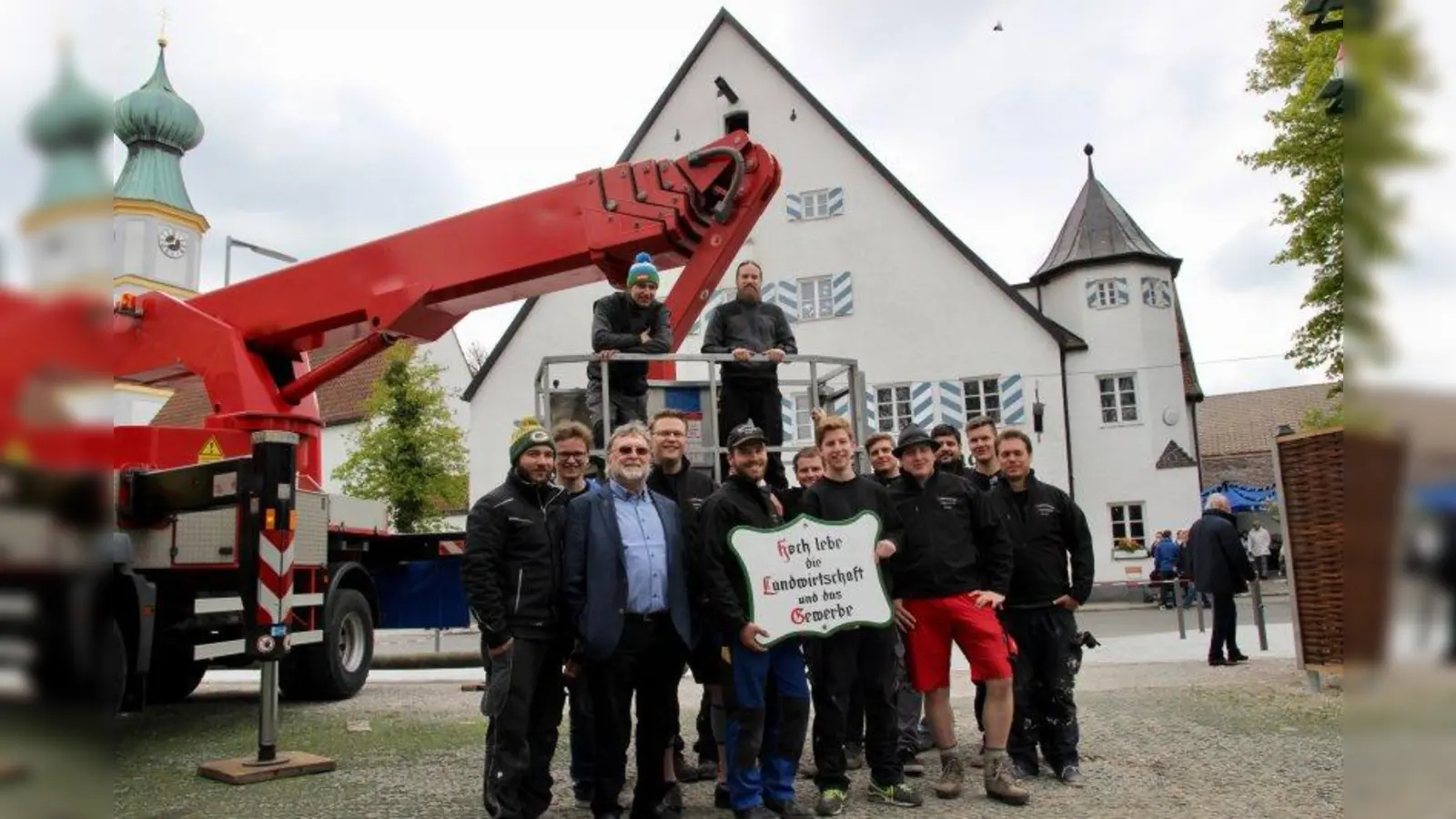 Nach Obermenzinger Tradition gibt es alle drei Jahre einen neuen Maibaum. Ein Jahr lang steht der Baum mit Rinde, zwei Jahre lang mit prächtiger Bemalung. Pfarrer Klaus Günther Stahlschmidt (3.v.l.) und der Vorstand des Burschenvereins Peter Fenzl (5.v.l.) am Maibaum vor dem Alten Wirt. (Foto: us)