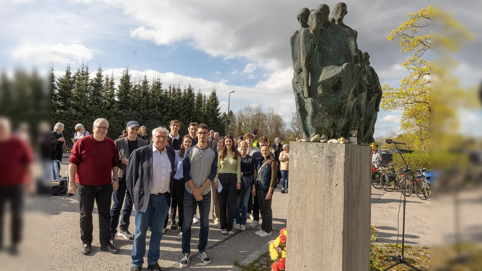 Zum 26. Mal fand heuer der Gedenkmarsch entlang der Todesdenkmäler statt. Am Endpunkt in Gauting fanden sich unter anderen (v.l.) Markus Greif, Hannes Stumpf, Jürgen Sklarek, der Enkel von Max Volpert Tomer Aizik und Schüler des Otto-von-Taube-Gymnasiums ein.  (Foto: A.Jaksch)