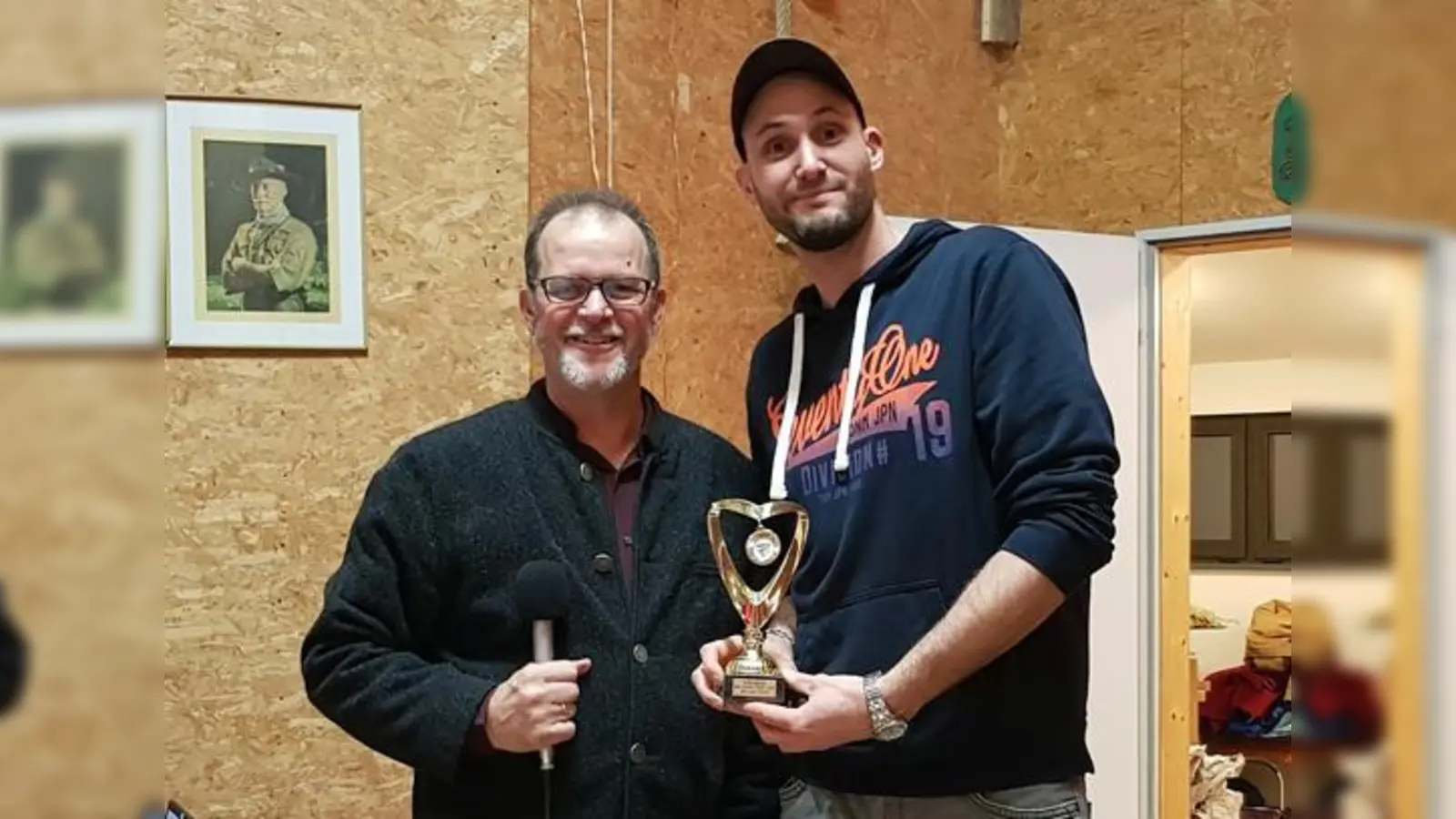 Jürgen Schulz (re.) wurde als „Most Valuable Player (MVP)”, also wertvollster Spieler der Saison ausgezeichnet. Der Allrounder war für das Baseballteam Rückhalt in der Offensive wie in der Defensive.  (Foto: Erding Mallards)