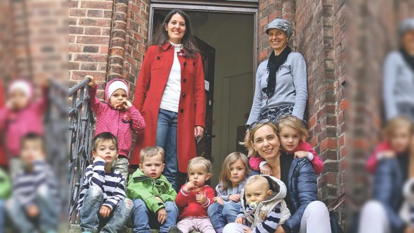 Eva Hüller (Vorstand, hinten links) und Ines Greiner (Leitung) haben mit weiteren Eltern den Kindergartenbetrieb gerettet. 	 (Foto: js)