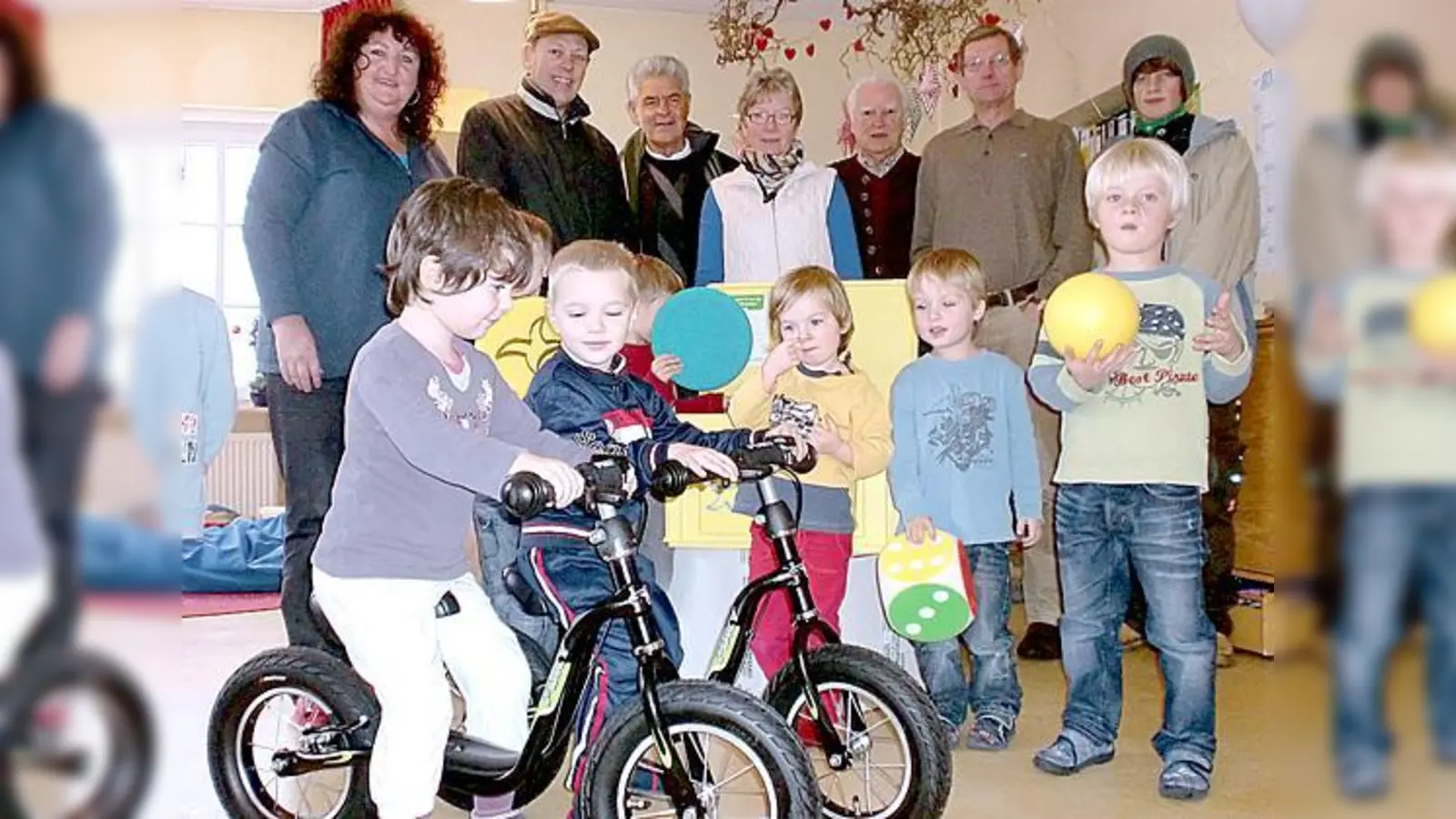Für zwei Kindergärten gab es von der Ebersberger Kreisverkehrswacht Laufräder und Spielkisten.	 (Foto: KVW)