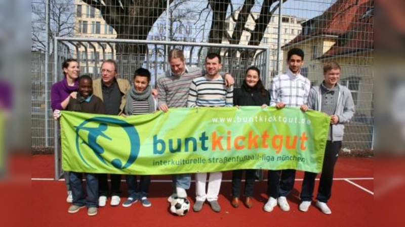 Das Team von „buntkicktgut” freut sich  mit IG-Feuerwache-Mitarbeitern über den Beginn der Sommersaison-Liga. (v.l.): Sonja Würschnitzer, Jakob Avadra, Rüdiger Heid,Fatih Inanmis, Matthias Groeneveld, Sokol Lamaj, Ute Albrecht-Mayr, Yagiz Dilmen und Niels Nürnberger. (Foto: tg)