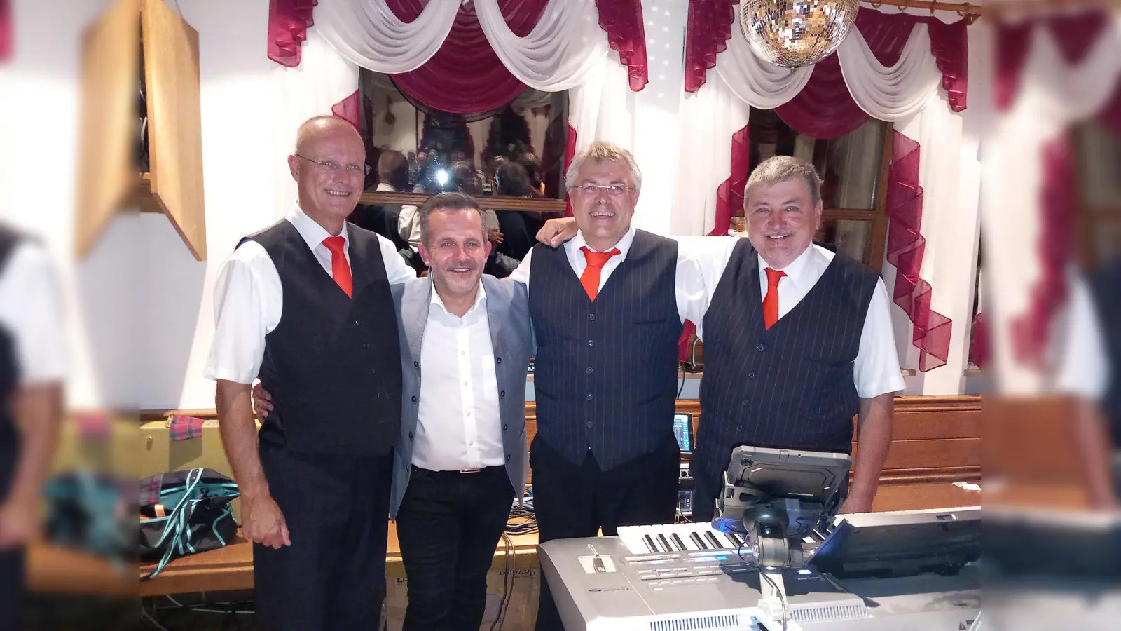 Schlagersänger Udo Alexander sorgte gemeinsam mit der Band Trio Peguno für einen gelungenen Abend bei der Schlager Tanzparty. (Foto: Johanna Seitz)