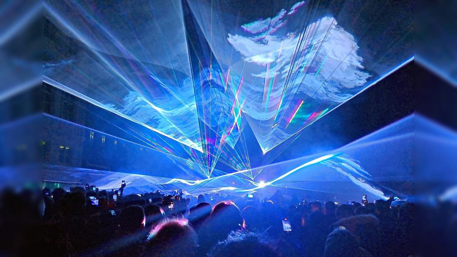 Lasershow-vor-dem-Neubiberger-Rathaus