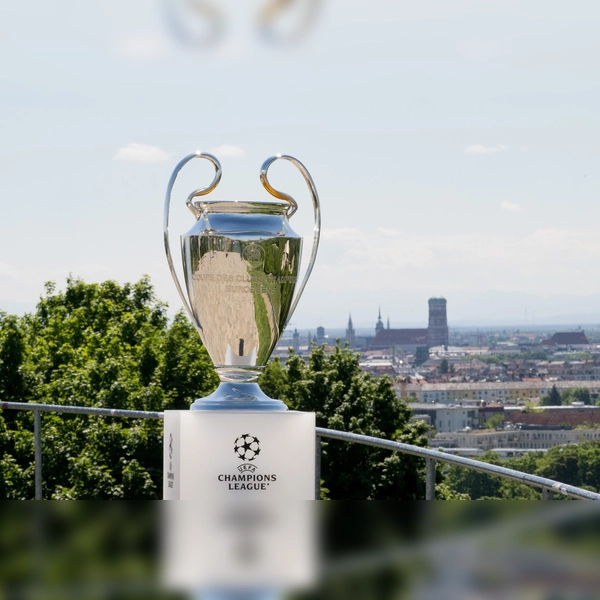 Bereits 2025 war München der Austragungsort des UEFA Champions-League-Finales. Hier der Pokal aus diesem Jahr. Er wurde bei der Trophy Experience im Rahmen des Finales auf dem Olympiaberg im Olympiapark präsentiert. (Foto: Tobias Hase / LHM RBS)