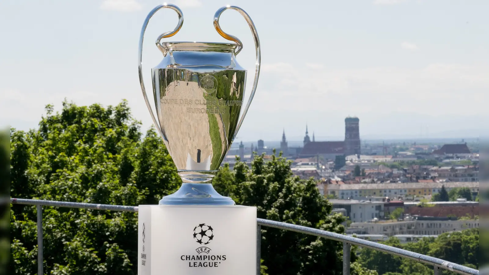 Bereits 2025 war München der Austragungsort des UEFA Champions-League-Finales. Hier der Pokal aus diesem Jahr. Er wurde bei der Trophy Experience im Rahmen des Finales auf dem Olympiaberg im Olympiapark präsentiert. (Foto: Tobias Hase / LHM RBS)