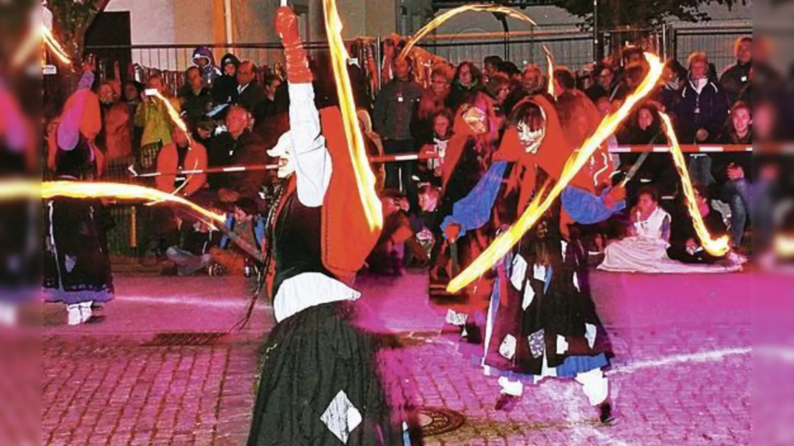 Die Hexen tanzen: Am Donnerstag, 30. April, herrscht wieder Ausnahme-Zustand auf dem Kirchseeoner Marktplatz. 	 (Foto: Peter Kuhn)