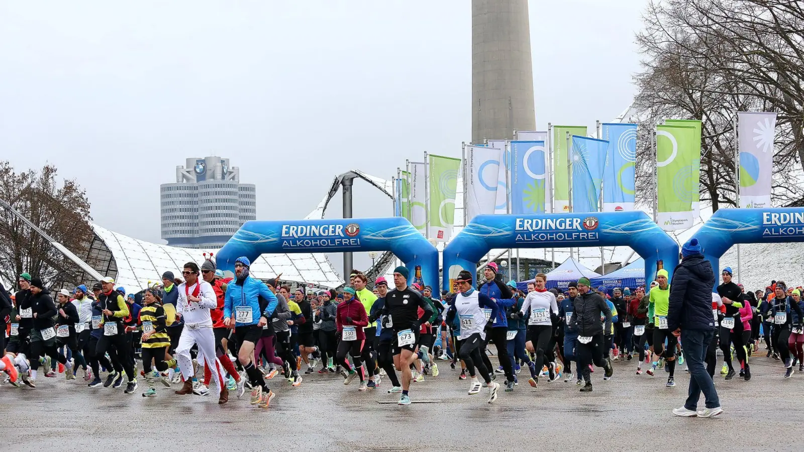 An die 800 Läufer und Läuferinnen gingen beim Finale der Winterlaufserie und beim Faschingslauf im Olympiapark an den Start.  (Foto: Michaela Huss)