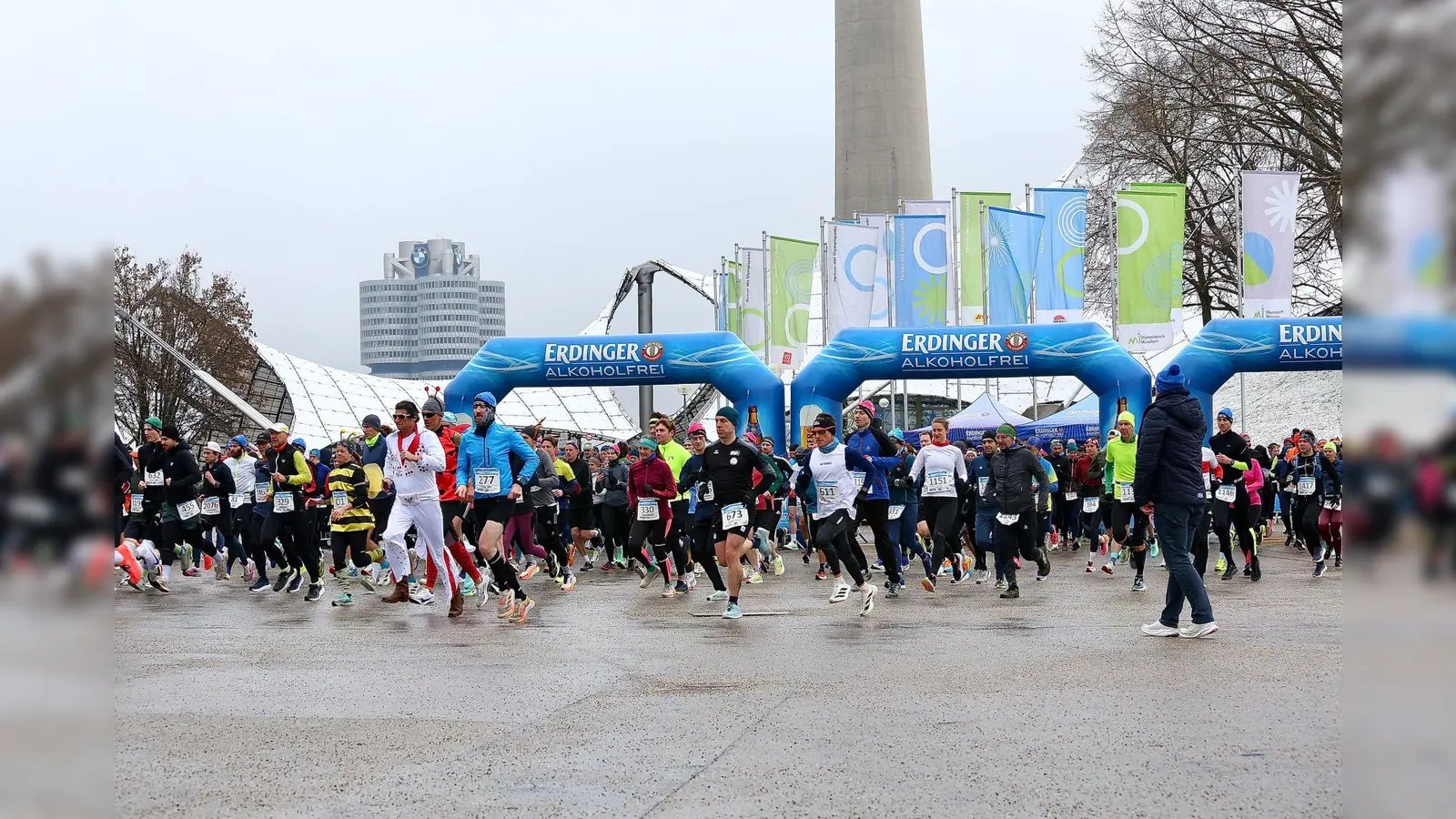 An die 800 Läufer und Läuferinnen gingen beim Finale der Winterlaufserie und beim Faschingslauf im Olympiapark an den Start.  (Foto: Michaela Huss)