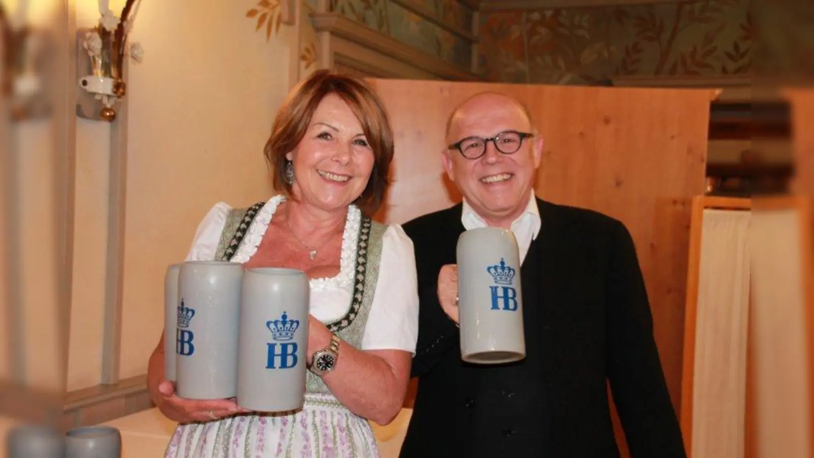 Auf eine zünftige Gaudi im Volkssängerzelt: Jürgen Kirner mit Dahoam is Dahoam-Star Gitti Walbrun. (Foto: bb)