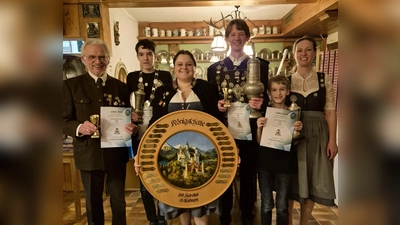 Die Könige der Hubertusschützen (v.l.): 1. Auflagenkönig Xaver Laußer, 1. Jugendkönig Alexander Lück, 2. Schützenmeisterin Ramona Kohl, 1. Schützenkönig Johann Sailer, 1. Lichtgewehrkönig Konstantin Lück und 1. Schützenmeisterin Stefanie Lück. (Foto: Hubertusschützen)