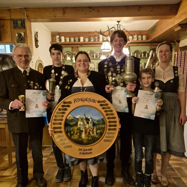 Die Könige der Hubertusschützen (v.l.): 1. Auflagenkönig Xaver Laußer, 1. Jugendkönig Alexander Lück, 2. Schützenmeisterin Ramona Kohl, 1. Schützenkönig Johann Sailer, 1. Lichtgewehrkönig Konstantin Lück und 1. Schützenmeisterin Stefanie Lück. (Foto: Hubertusschützen)