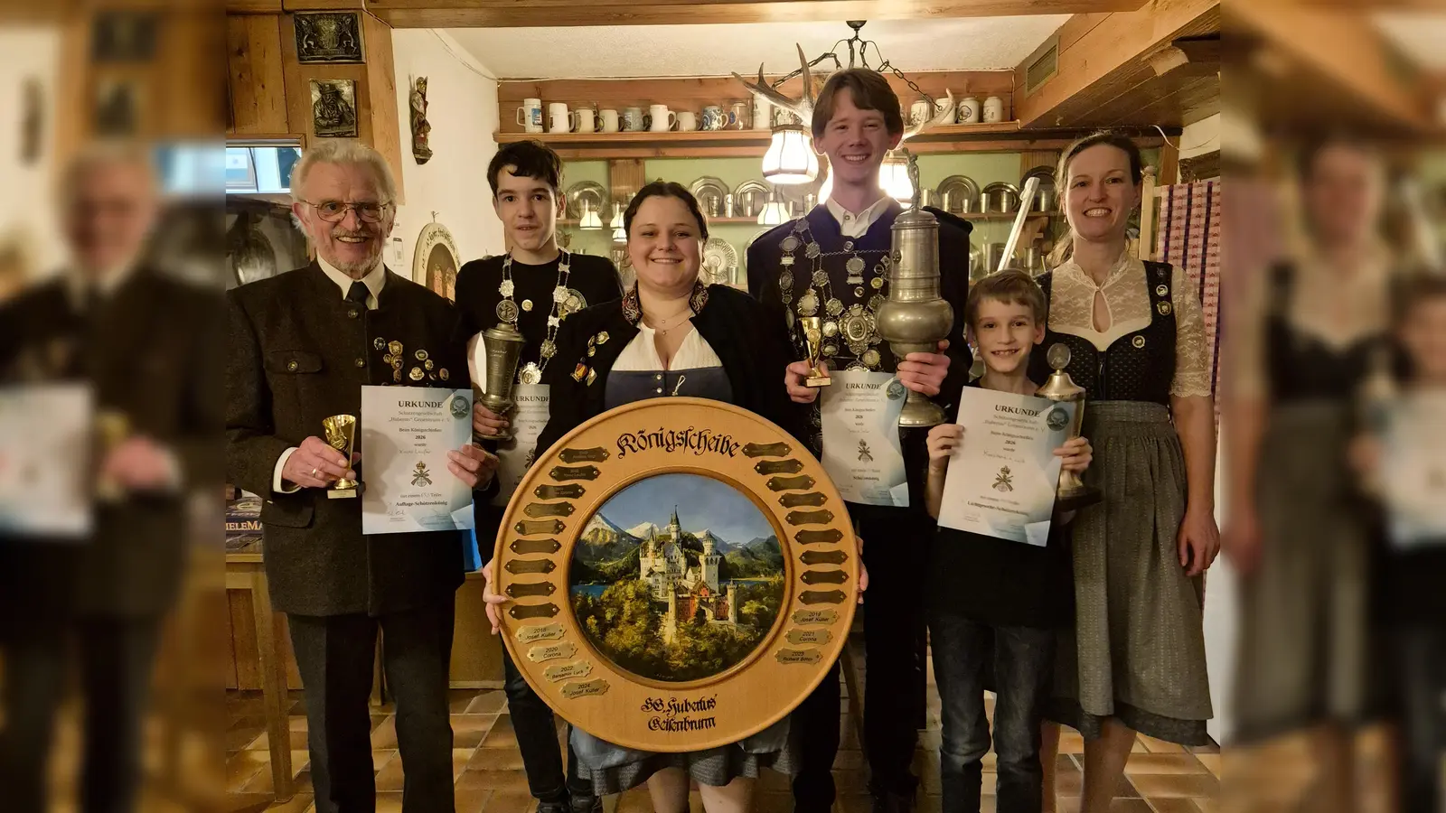 Die Könige der Hubertusschützen (v.l.): 1. Auflagenkönig Xaver Laußer, 1. Jugendkönig Alexander Lück, 2. Schützenmeisterin Ramona Kohl, 1. Schützenkönig Johann Sailer, 1. Lichtgewehrkönig Konstantin Lück und 1. Schützenmeisterin Stefanie Lück. (Foto: Hubertusschützen)