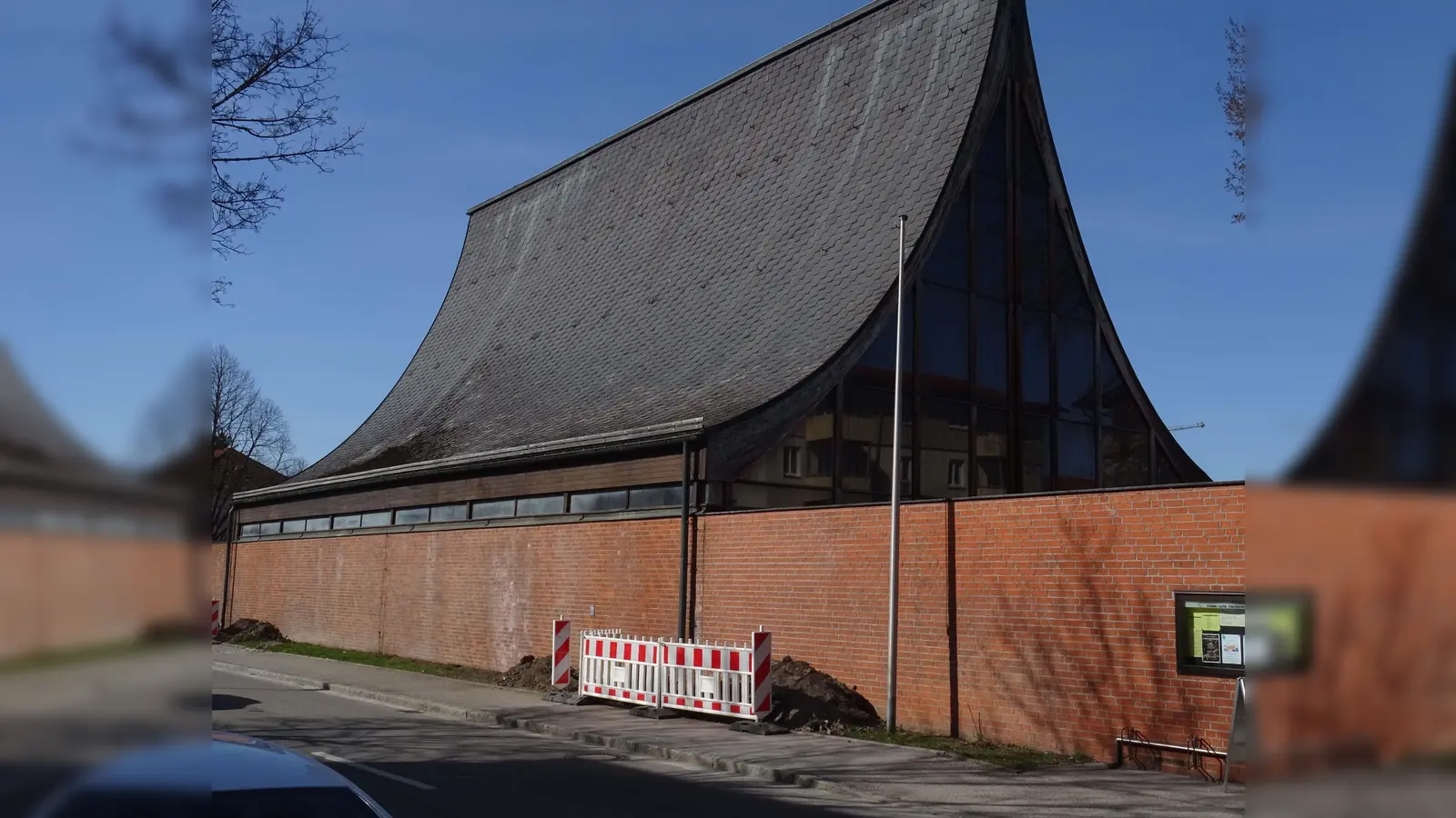 Wird jetzt für die Gläubigen regelmäßig geöffnet für das stille Gebet: Die renovierte Erlöserkirche im Erdinger Stadtteil Klettham ist nur eine der drei evangelischen Kirchen. (Foto: kw )