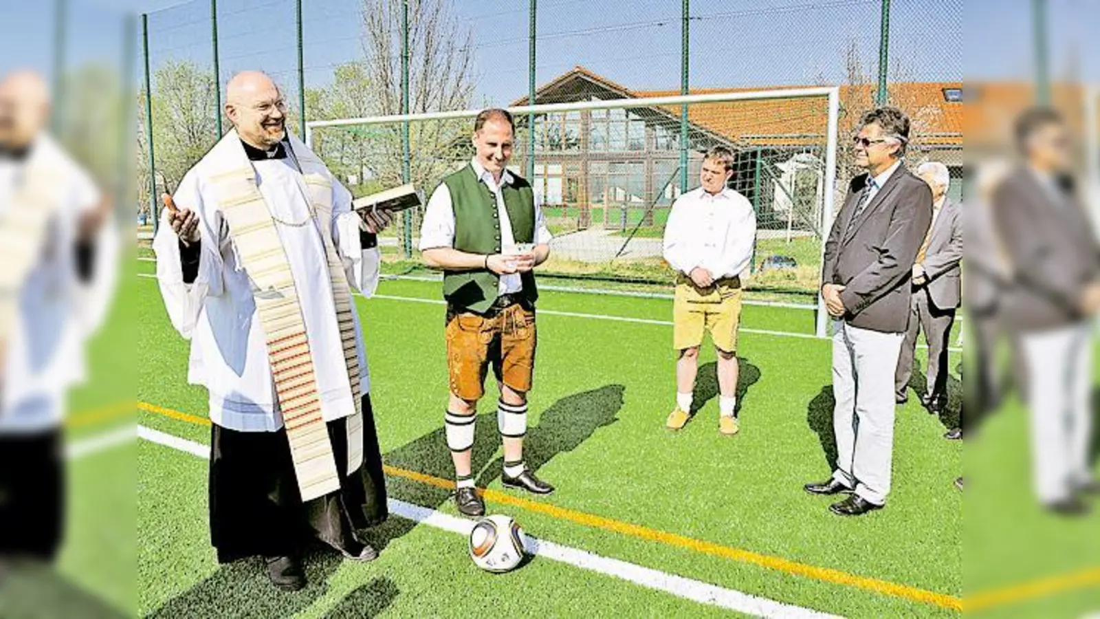 Pfarrer Bernhard Rümmler, bisheriger Abteilungsleiter Jürgen Bauer, stellv. Abteilungsleiter und 2. Bürgermeister Robert Böck sowie 1. Bürgermeister Edwin Klostermeier.  (Foto: esm)