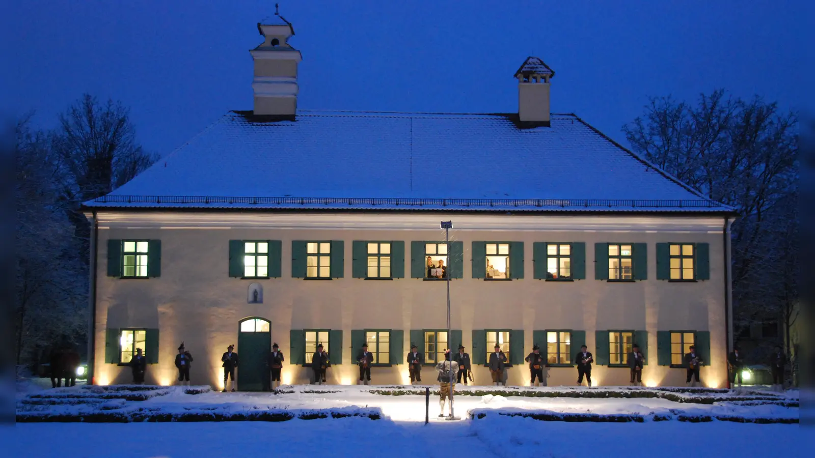 Die Böllergruppe vom Schützenkranz Moosach begrüßt das Christkind. (Foto: B. Hilbig)